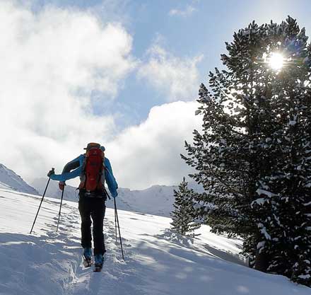 Ski Langlauf in den Bergen.